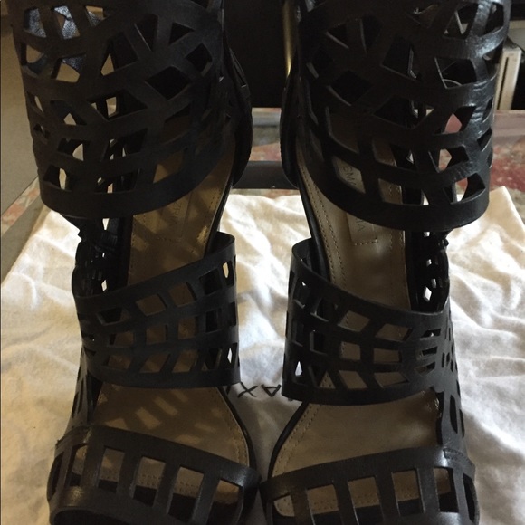 Maven cutout pump black size 10 - Picture 2 of 7